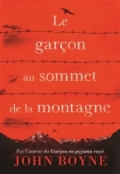 Le garçon au sommet de la montagne